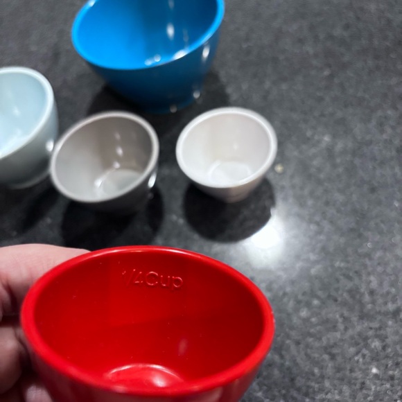 This is a Rachael Ray Melamine 5-piece Nesting Measuring Cup set. - Picture 2 of 8